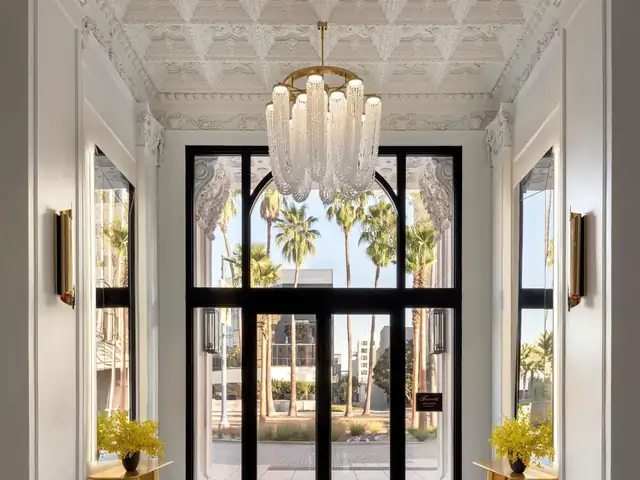 Fairmont Breakers in Long Beach, grand entrance with a crystal chandelier