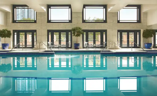 Four Seasons Hotel Atlanta in Atlanta, swimming pool with clear blue water