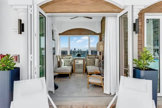 InterContinental Miami in Miami, balcony with two white loungers