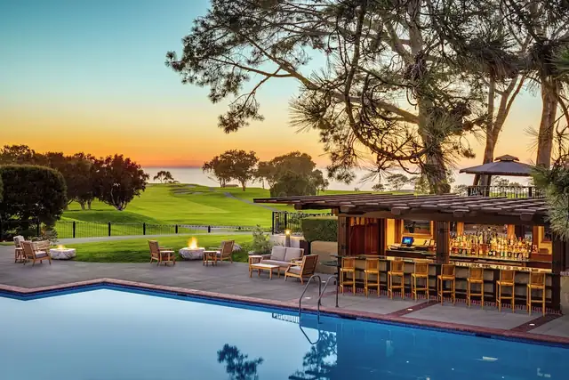 Torrey Pines Lodge in La Jolla, poolside bar with tables