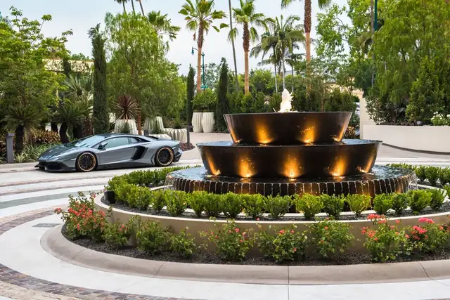 Waldorf Astoria Beverly Hills in Los Angeles, multi-tiered fountain
