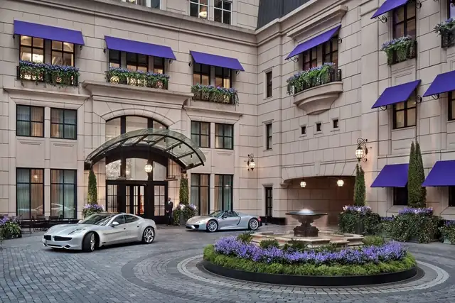 Waldorf Astoria Chicago in Chicago, hotel entrance with a fountain and a parked car